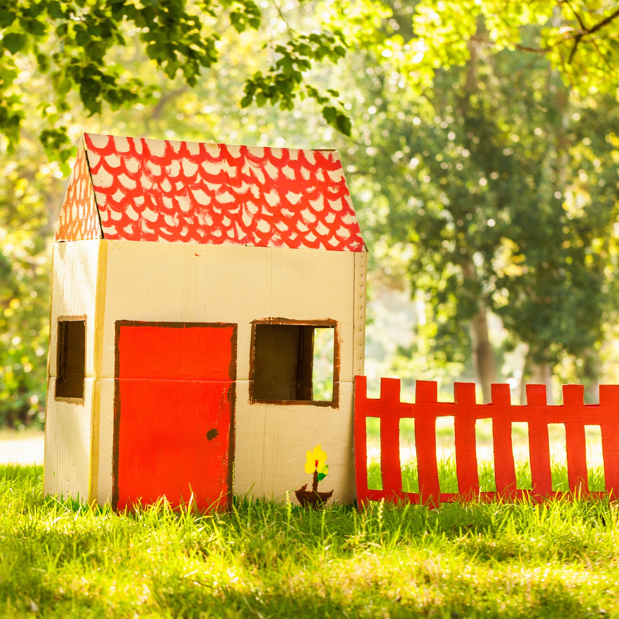 Enfants construisant une cabane dans les bois avec des branches et des bâtons